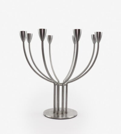 Metallic decorative candleholder in silver color