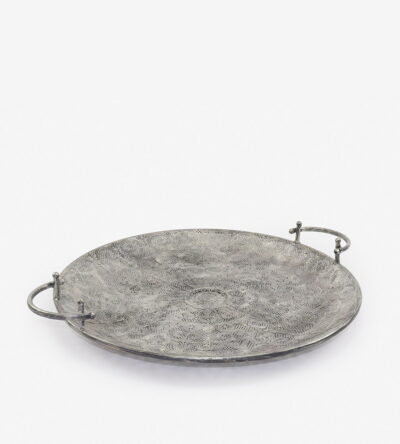 Metallic round platter with silver color