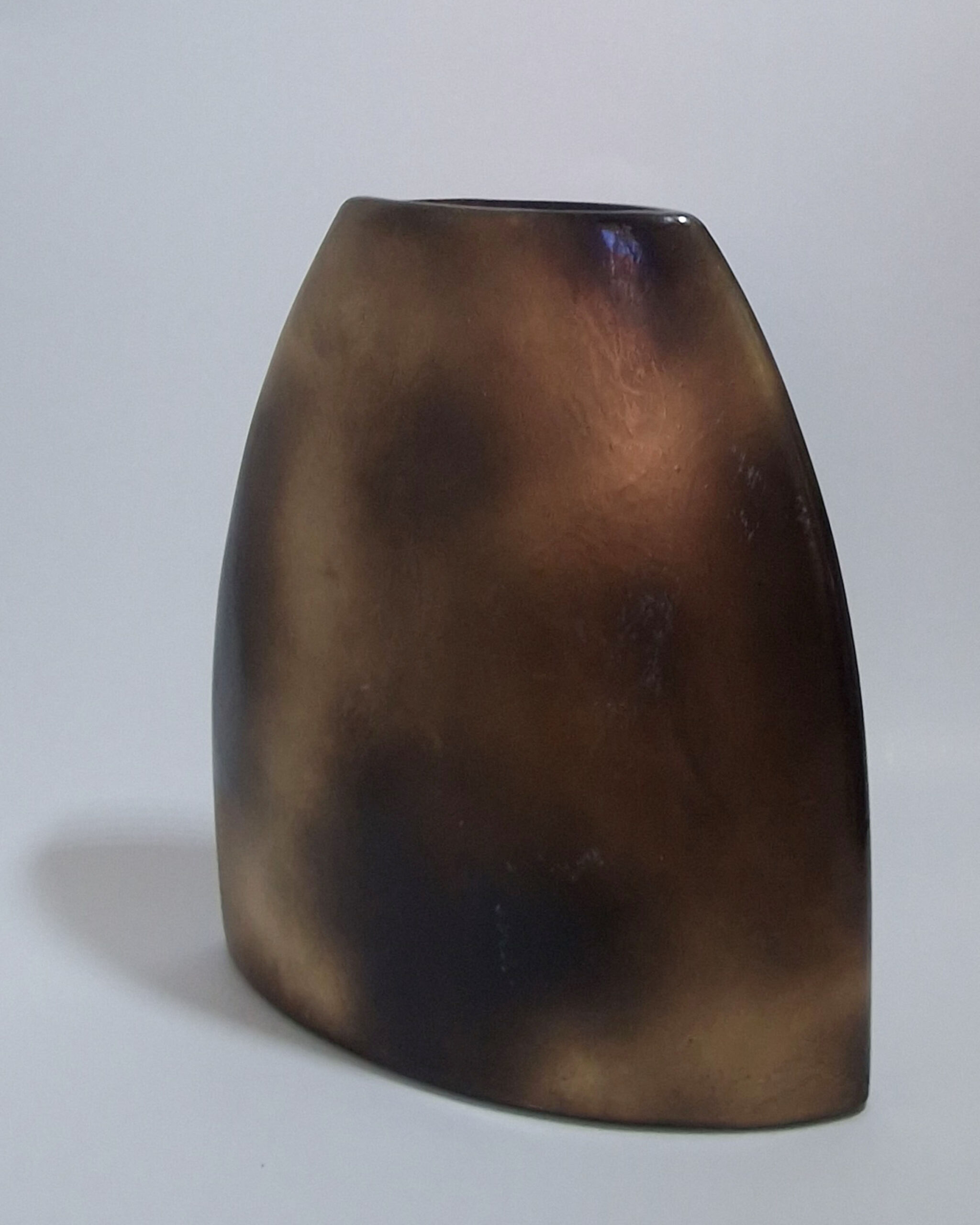 Μεταλλικό βάζο σε χρυσό χρώμα με μαύρες λεπτομέρειες