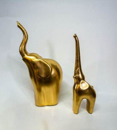 Set of decorative elephants in gold color